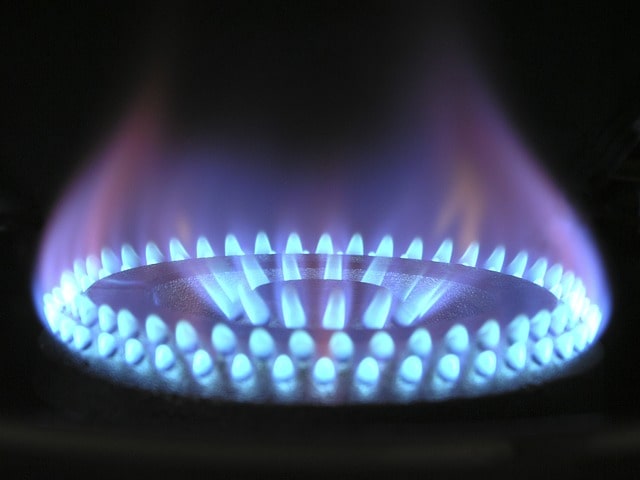 Gasbrenner Flamme erhitzt Durchlauferhitzer